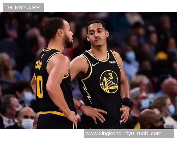 库里赛后与普尔和卢尼深情拥抱展现勇士团队精神永远的家人情谊
